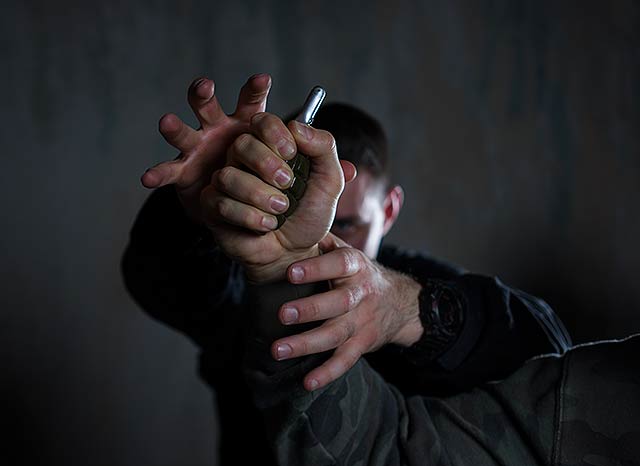 neutralising a grenade threat
